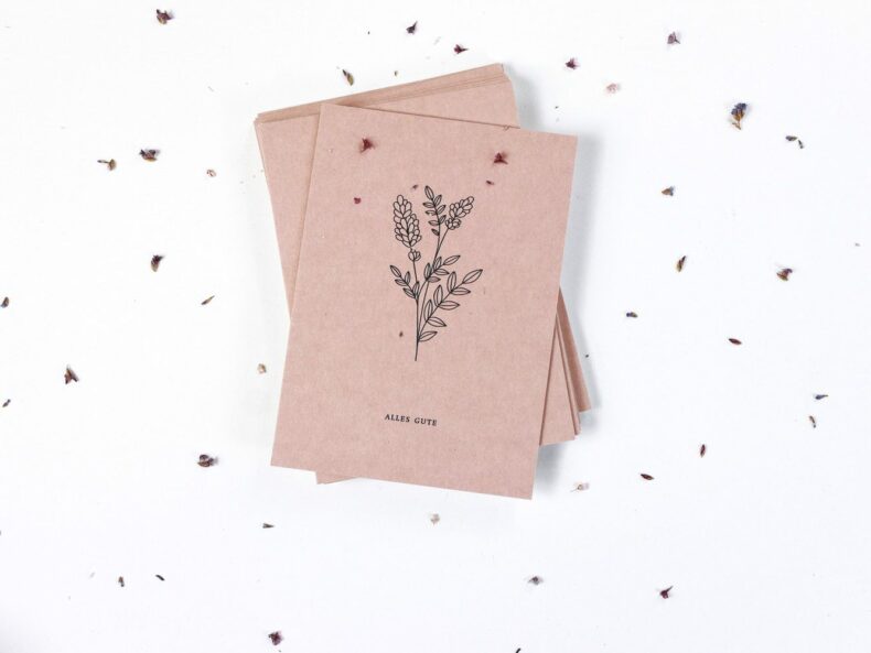 Alles Gute Karte gedruckt auf kräftiger Holzschliffpappe in rosa mit Blüten