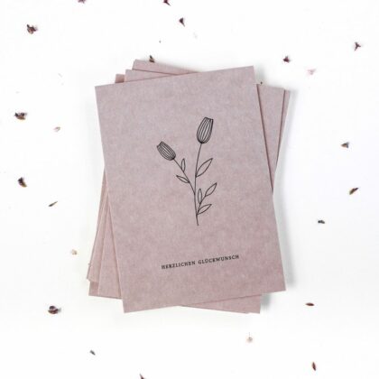 Florale Grusskarten mit Schrift Herzlichen Glückwunsch in lila und floraler Illustration auf der Vorderseite