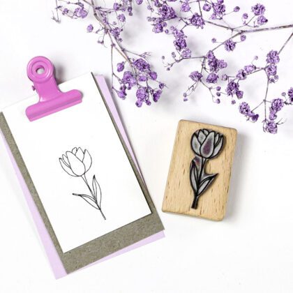 Blumestempel Tulpe aus Holz auf Anhänger gestempelt
