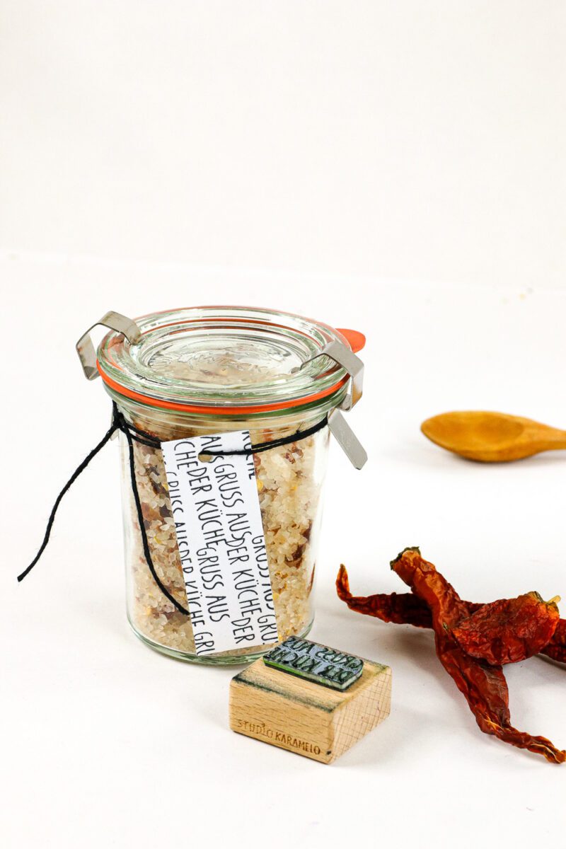 Gruss aus der Küche: Bestempeltes Etikett für Chili-Salz