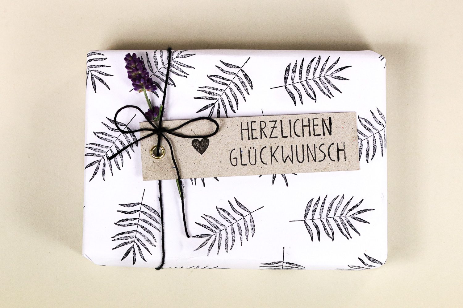 Selbst gestempeltes, florales Geschenkpapier mit ANhänger Herzlichen Glückwunsch