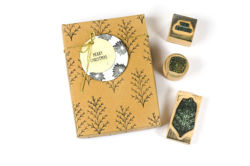 Stempel Thujazweig auf GEschenkbox gestempelt mit weihnachtlichen Anhängern