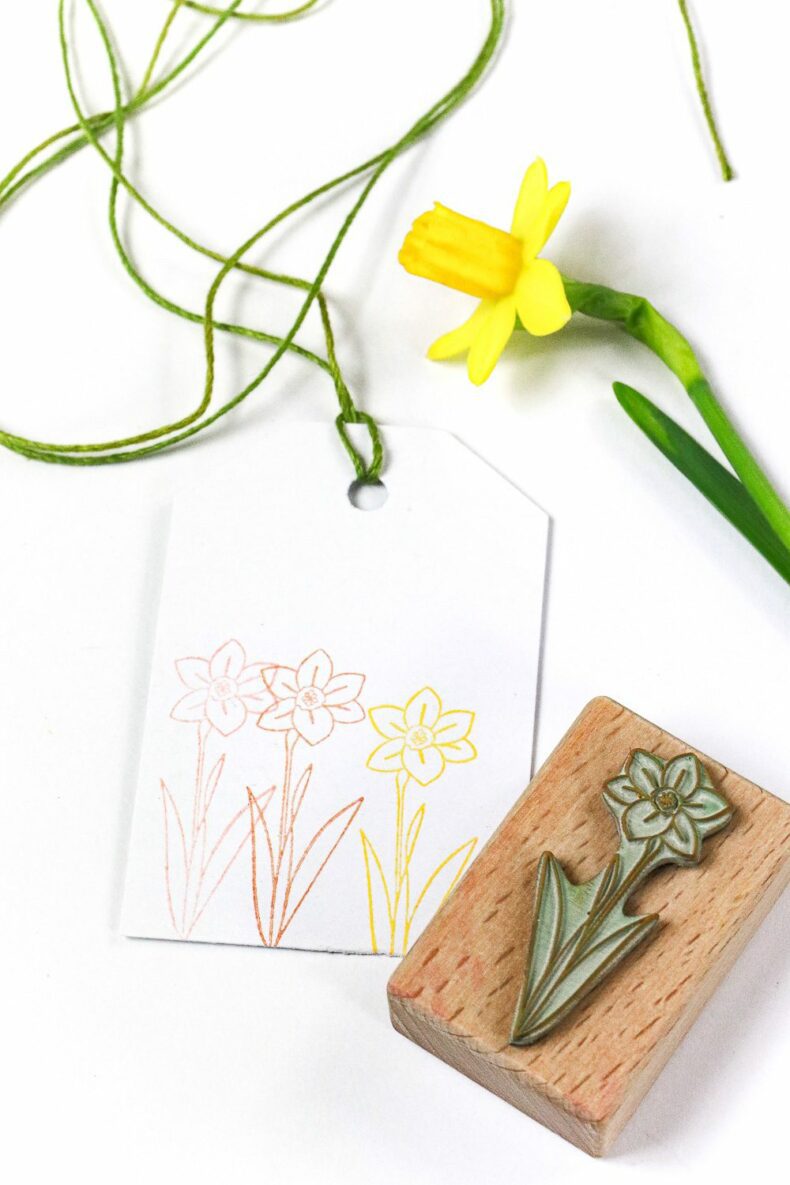 Stempel Narzisse auf Anhänger gestempelt | Motivstempel von STUDIO KARAMELO