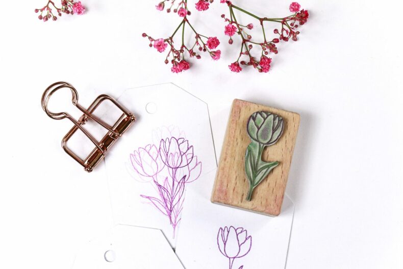 Stempel Tulpe auf Anhänger gestempelt | Motivstempel von STUDIO KARAMELO