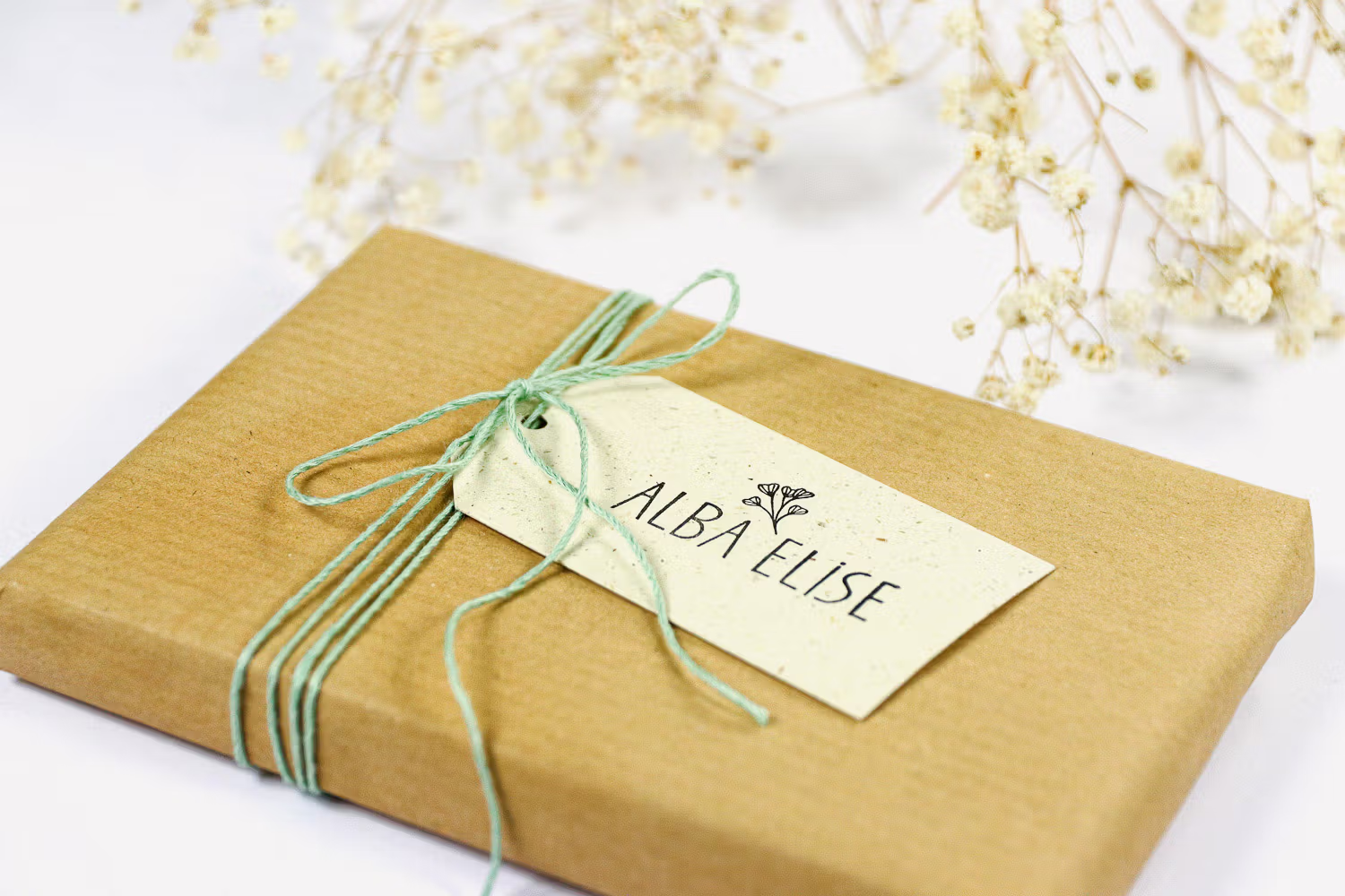 Personalisierbarer Holzstempel mit Namen, auf Geschenkanhänger gestempelt