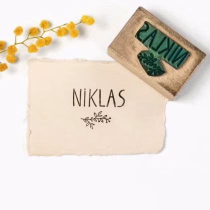 Namensstempel Kinder personalisiert mit Zweig – Holzstempel mit Namen Niklas auf Recyclingpapier