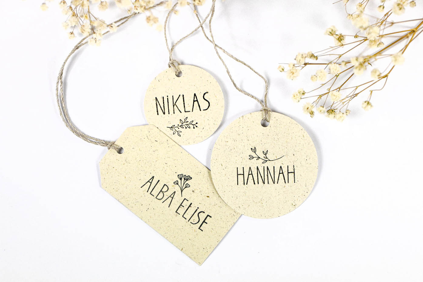 Schlichte, personalisierbare Namensstempel zur Einschulung, gestempelt auf Geschenkanhänger