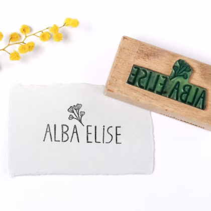 Personalisierbarer Namensstempel für Kinder, minimalistisches Design mit kleinem Zweig, gestempelt auf Recyclingpapier
