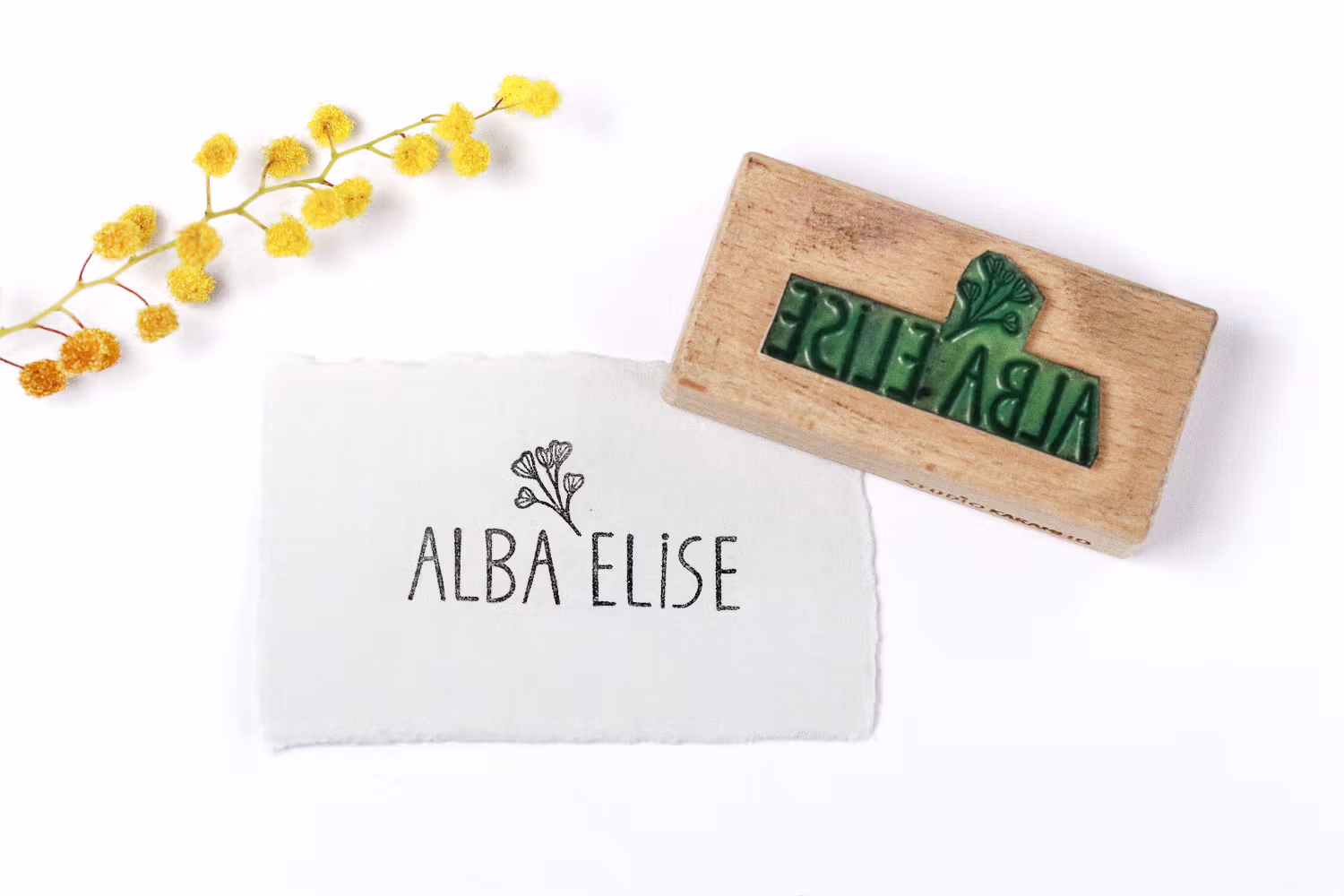 Personalisierbarer Namensstempel für Kinder, minimalistisches Design mit kleinem Zweig, gestempelt auf Recyclingpapier