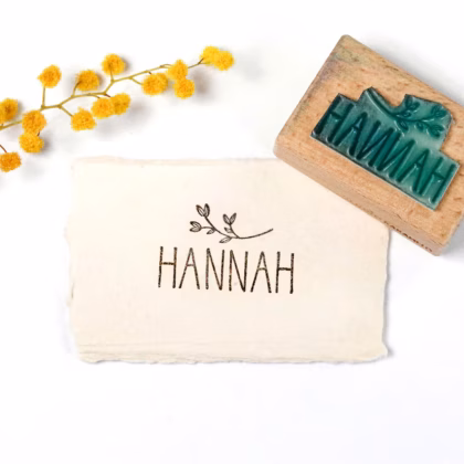 Personalisierbarer Namensstempel für Kinder und Erwachsene, Holzstempel mit handgeschriebenem Namen und kleinem Zweig