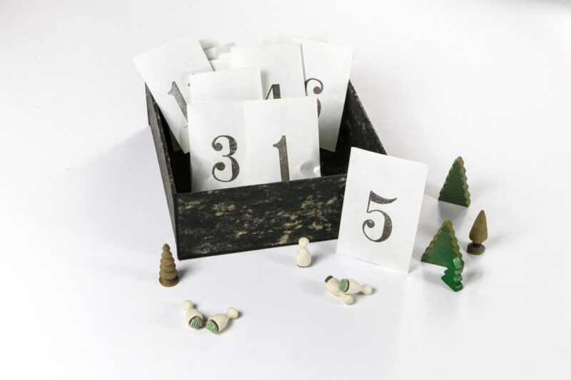 Ministempel Adventskalender gefüllt mit 24 kleinen Stempeln von STUDIO KARAMELO