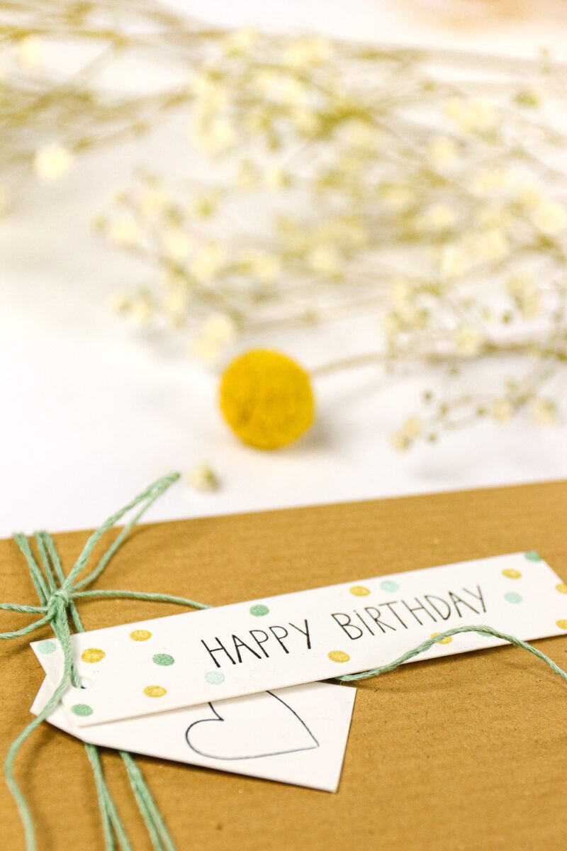 Stempel Happy Birthday auf Geschenkanhänger mit Herz gestempelt