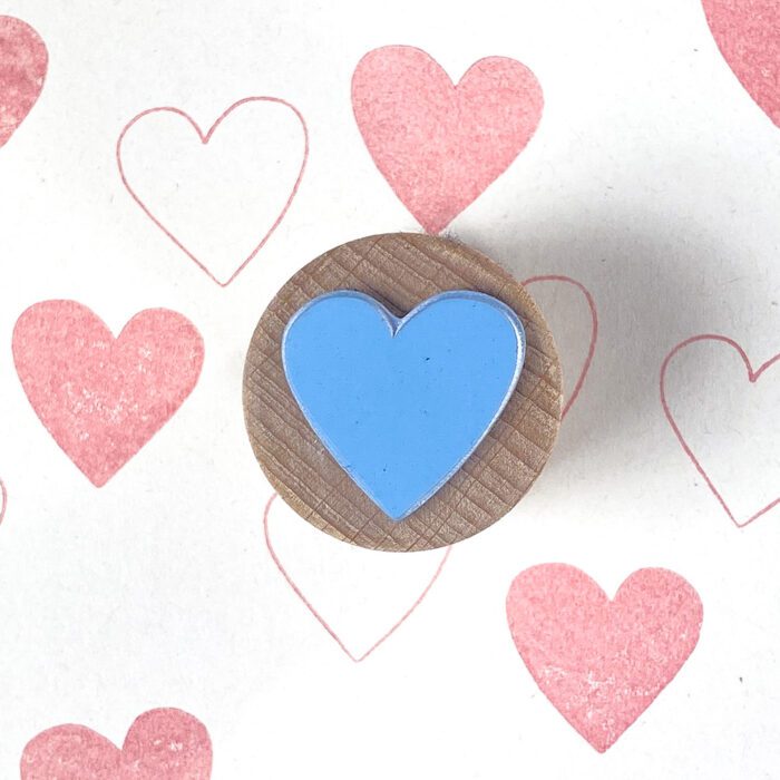 Stempel Herz, selbstgemachtes Geschenkpapier mit Herzstempel