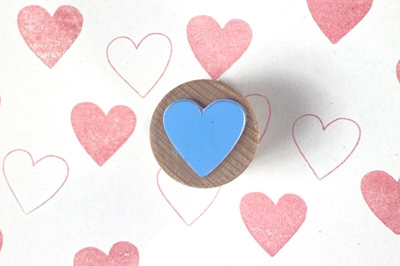 Stempel Herz, selbstgemachtes Geschenkpapier mit Herzstempel