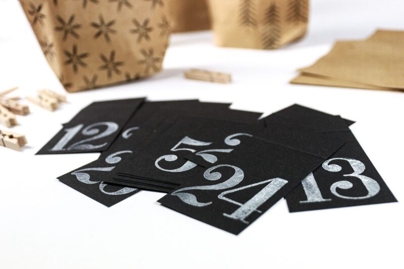 Adventskalender Zahlen aus schwarzem Kraftpapier, gestempelt für deinen DIY Kalender