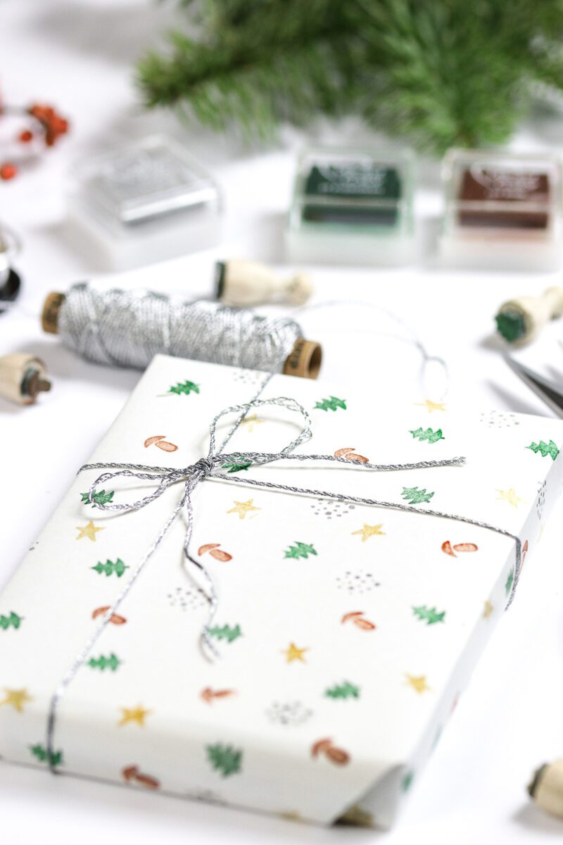Geschenkpapier für Weihnachten mit Ministempeln Pilz, Stern & Tannenbaum gestalten