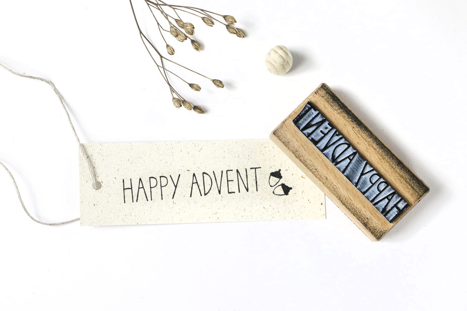 Weihnachtsstempel Happy Advent auf Geschenkanhänger gestempelt