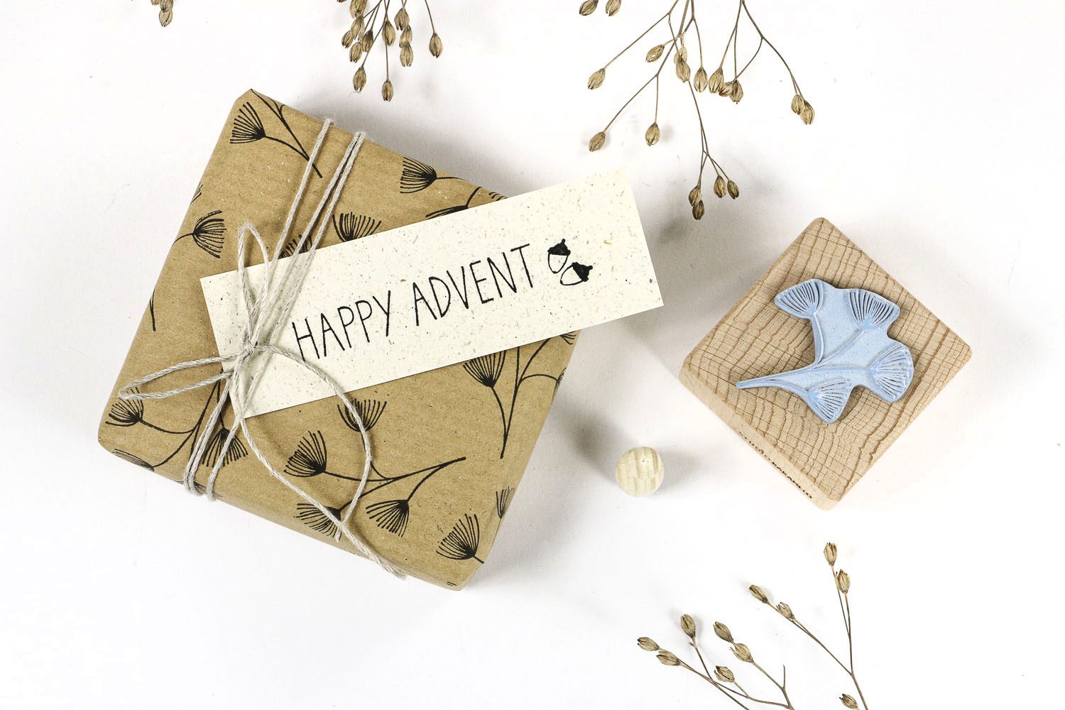 Selbst gestempeltes Geschenkpapier mit Anhänger Happy Advent