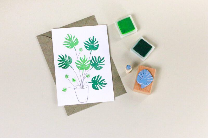 Pflanzen stempeln mit dem Stempel Set Monstera mit Monsterablatt in klein und groß und zwei Stempelkissen