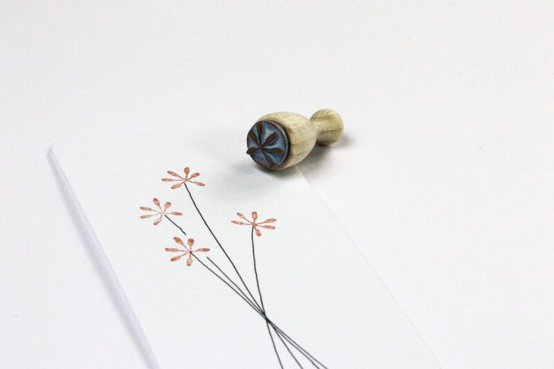 Kleiner Blumenstempel aus Holz für süße Deko auf Papier & Stoff