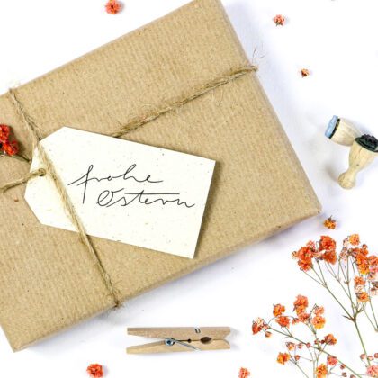 Stempel Frohe Ostern auf Anhänger an Geschenk