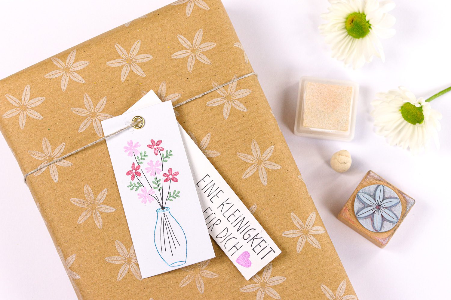 Geschenkpapier mit Blumenmuster stempeln
