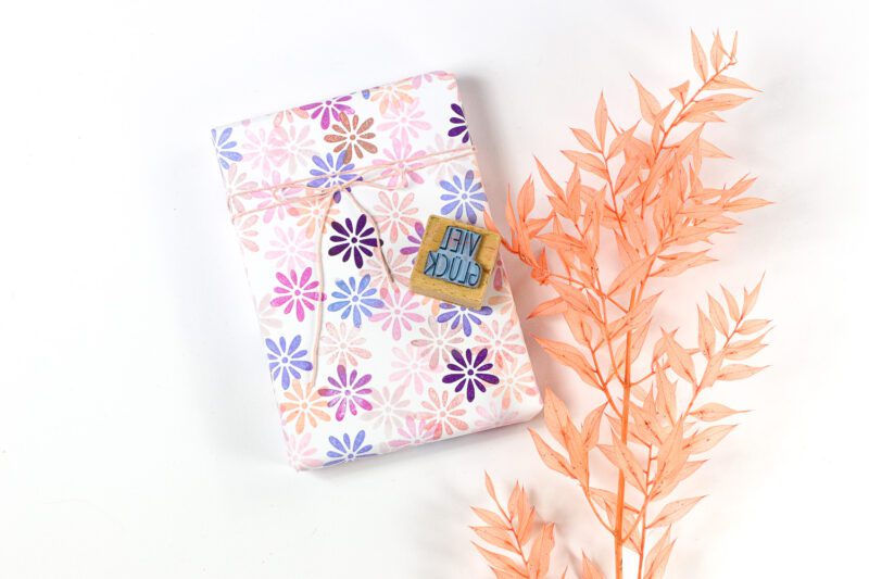 Viel GLück Stempel auf selbstgemachtem GEschenkpapier
