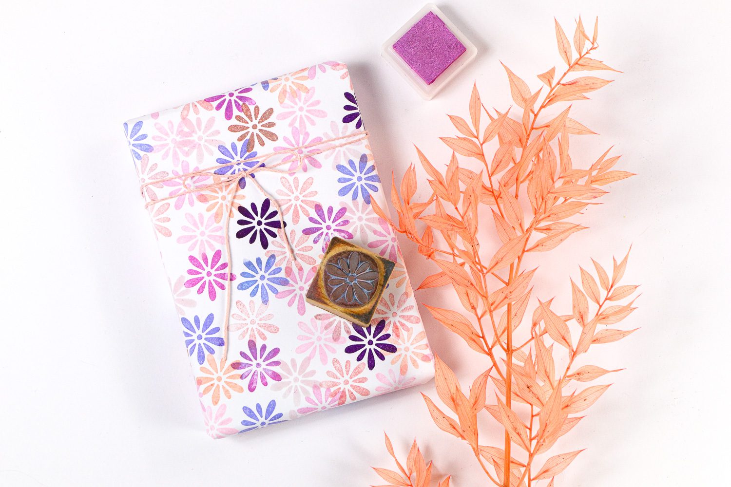 DIY Geschenkpapier mit Blütensmuster stempeln