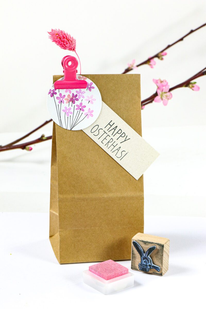 Geschenktüte für Ostern mit bestempelten Geschenkanhängern