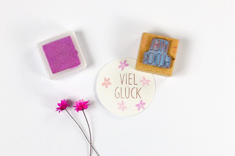 Textstempel Viel Glück auf Geschenkanhänger mit Blümchen