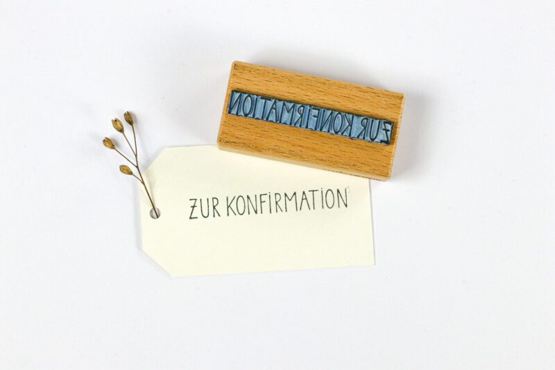 Textstempel zur Konfirmation auf Anhänger gestempelt