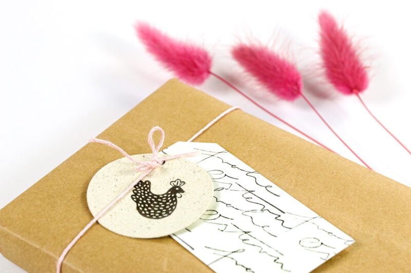Süsse Geschenkanhänger für Ostern stempeln mit Hühnerstempel