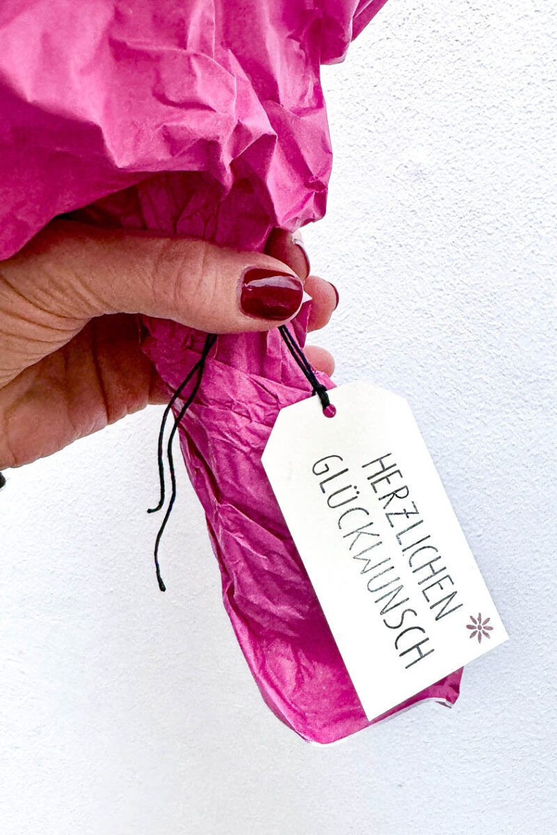 Gestempelter Anhänger an Blumenstrauß – Herzlichen Glückwunsch Textstempel