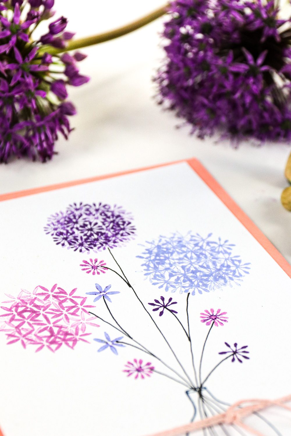 DIY-Karte mit gestempelten Allium-Blüten