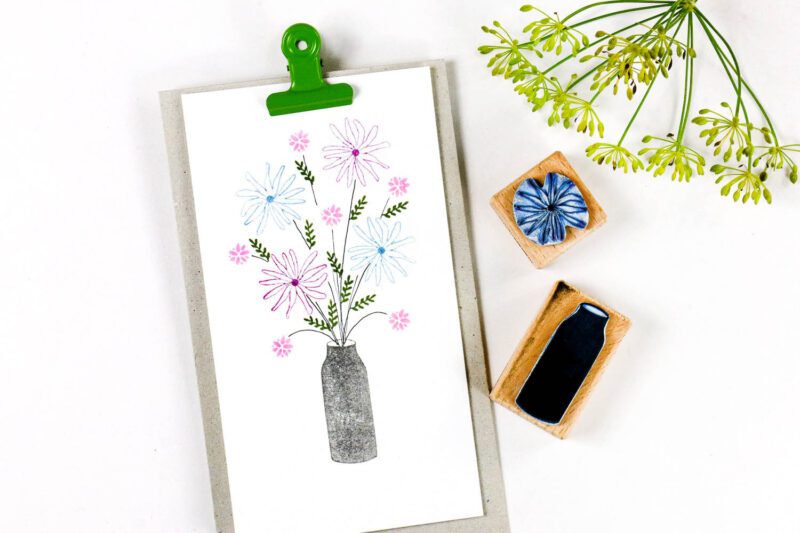 gestempelter Blumenstrauß in Vase