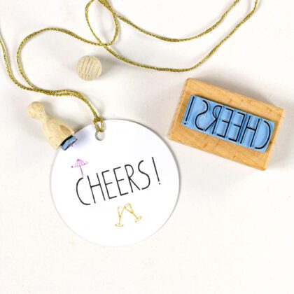 Stempel Cheers auf Papieranhänger gestempelt