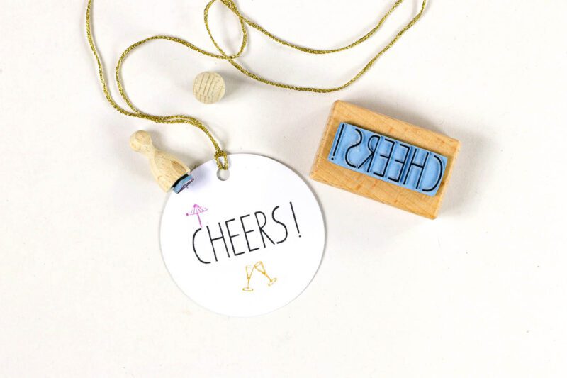 Stempel Cheers auf Papieranhänger gestempelt