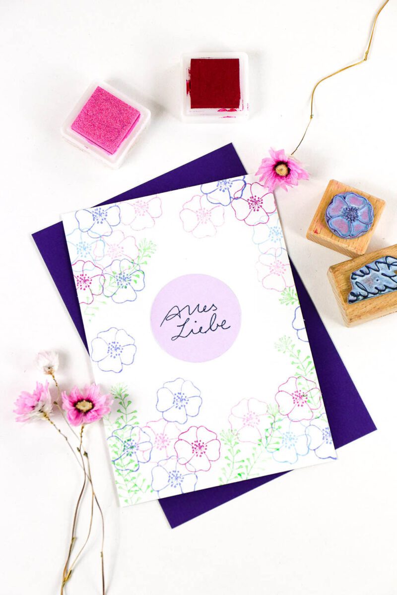 Karte mit gestempeltem Blumenmuster und Anhänger Alles LIebe