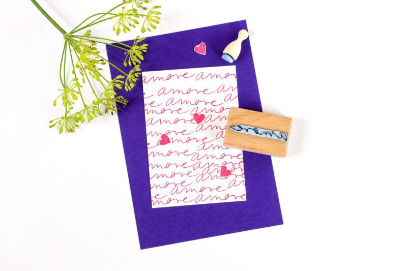Textstempel amore auf Karte gestempelt mit kleinen Herzen