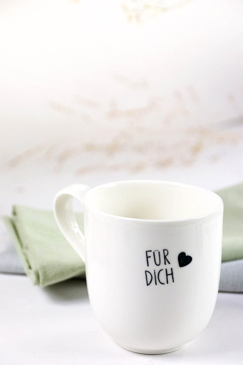 schriftzug für dich und herz auf tasse gestempelt