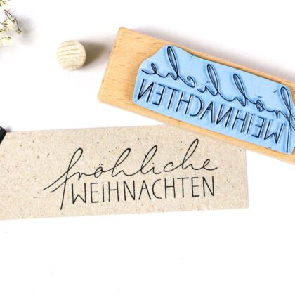 Textstempel fröhliche Weihnachten auf Geschenkanhänger gestempelt
