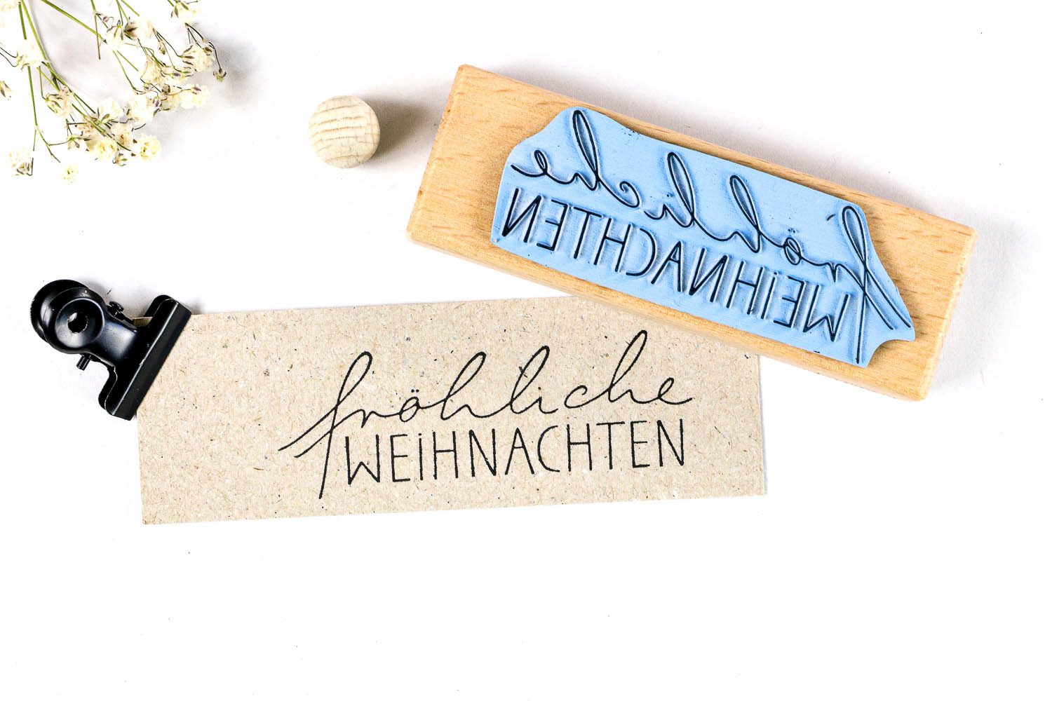 Textstempel fröhliche Weihnachten auf Geschenkanhänger gestempelt