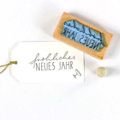 Textstempel fröhliches Neues Jahr auf Anhänger gestempelt