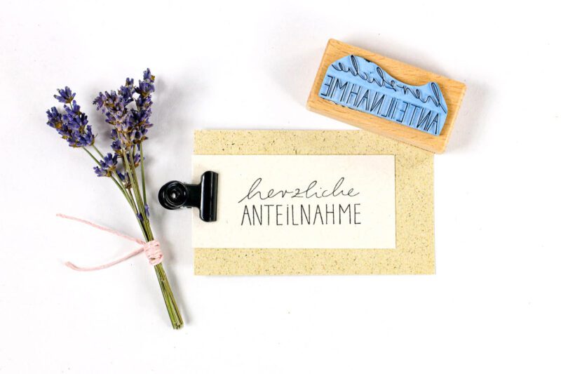 Textstempel herzliche Anteilnahme auf Anhänger gestempelt