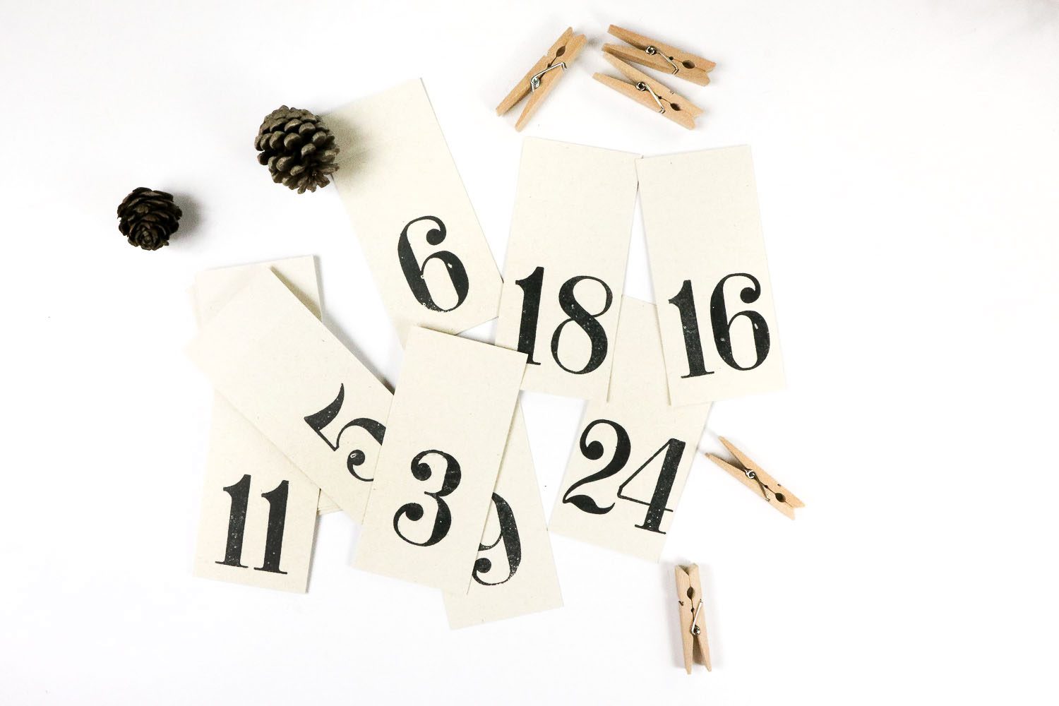 Schlichte Zahlen Anhänger für den Adventskalender