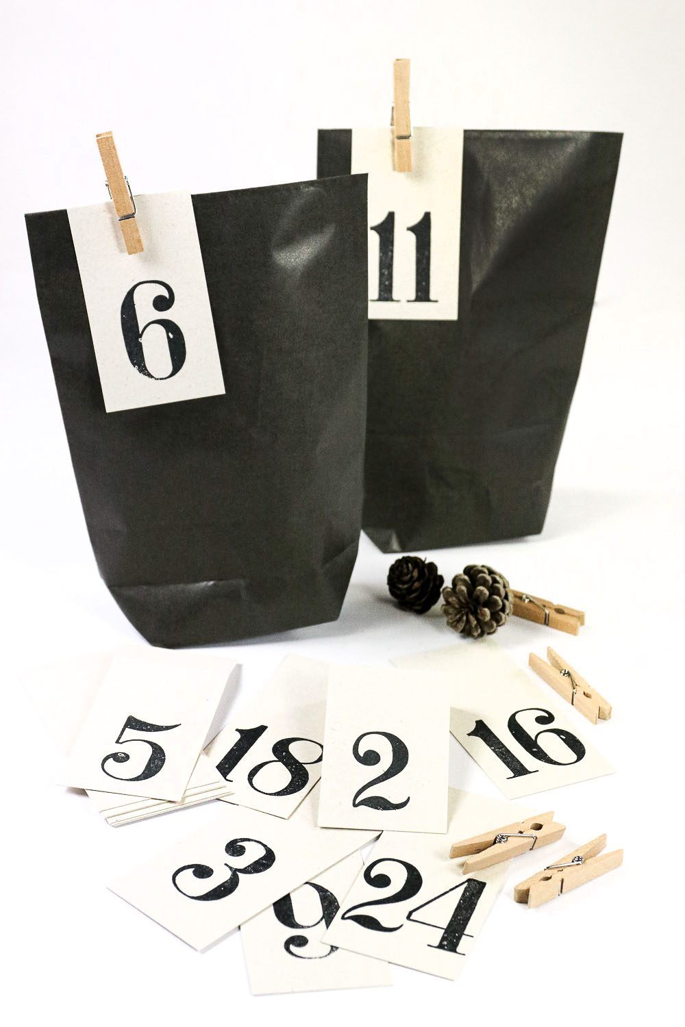 Schlichte Zahlen Anhänger für den Adventskalender