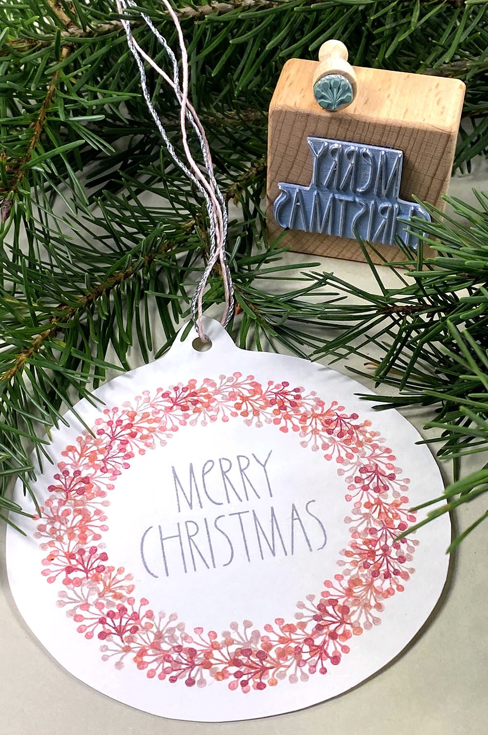 Anhänger Weihnachtskugel mit Stempel Merry Christmas