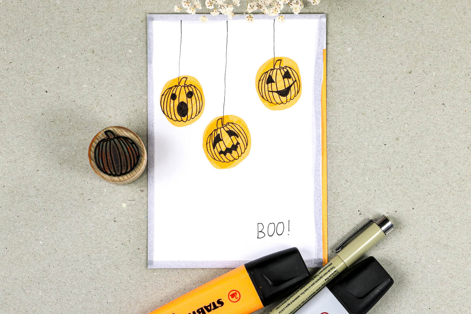 Karte für Halloween mit Kürbisgesichtern