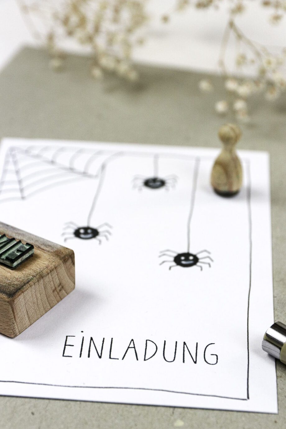 DIY Einladung zu Halloween mit kleinen Spinnen
