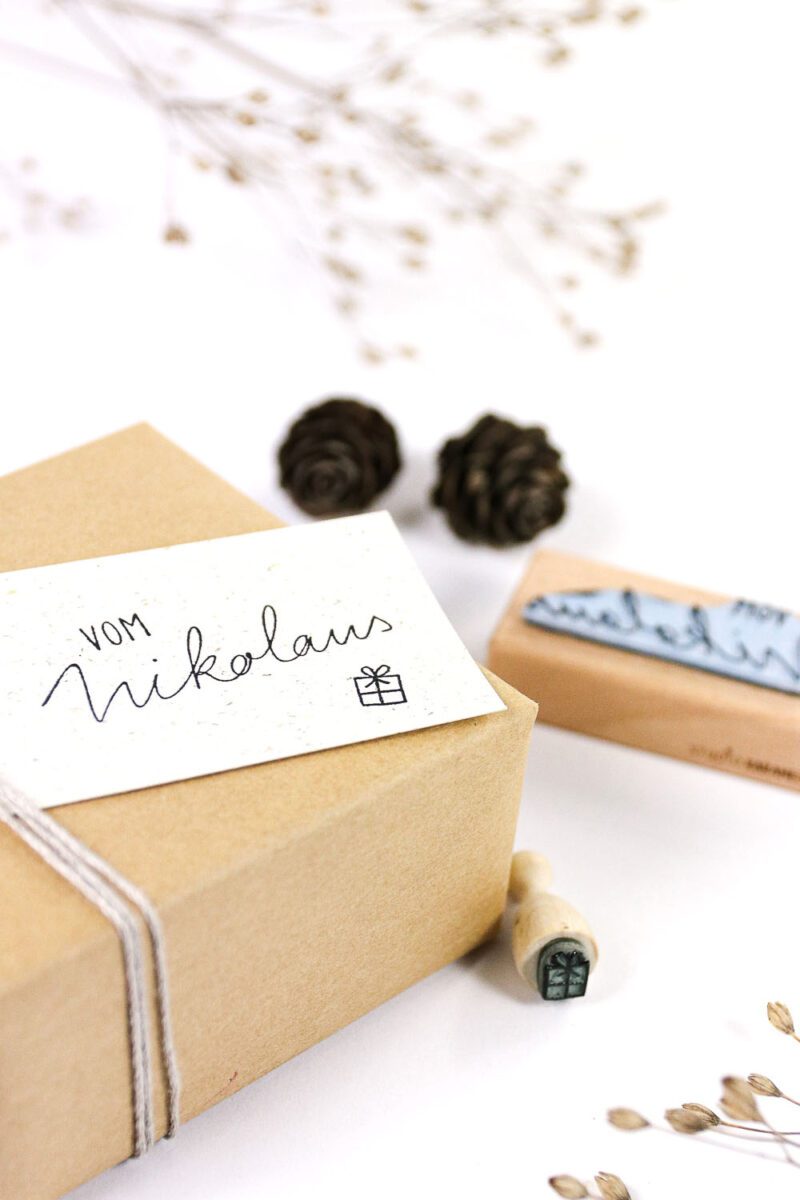 Stempel Vom Nikoalus auf geschenkanhänger mit kleinem geschenk